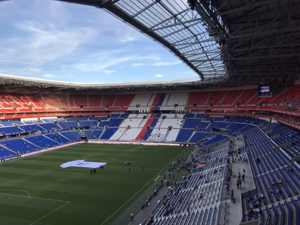 สนาม Stade de Gerland ของลียง และสนาม Stade Vélodrome ของมาร์กเซย