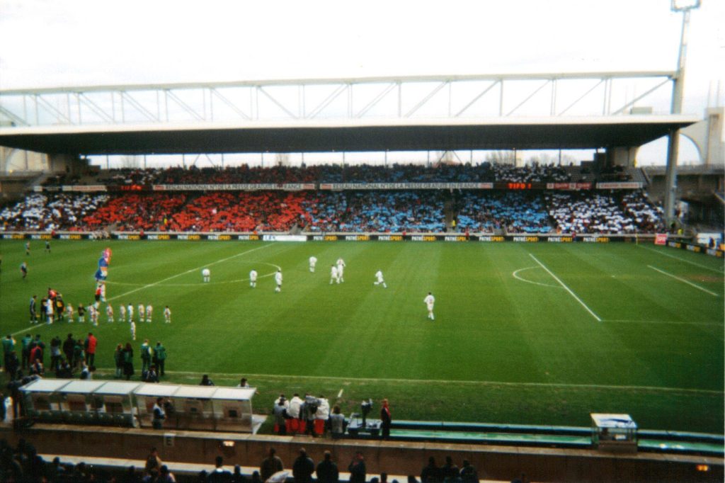 สนาม Stade de Gerland ของลียง และสนาม Stade Bollaert-Delelis ของล็องส์