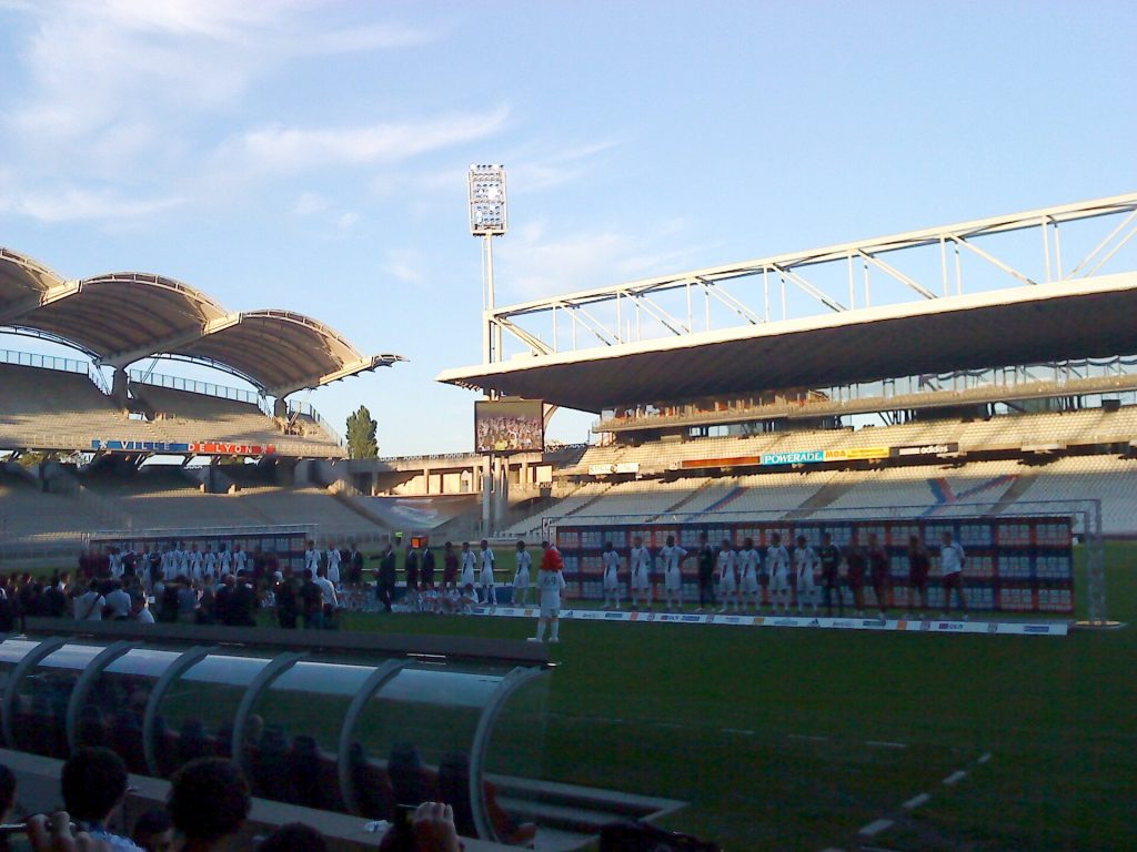 สนาม Stade de Gerland ของลียง และสนาม Stade Bollaert-Delelis ของล็องส์