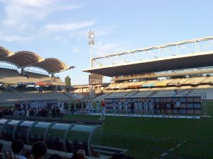 สนาม Stade de Gerland ของลียง และสนาม Stade Bollaert-Delelis ของล็องส์
