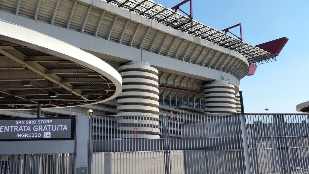 สนาม Stadio Diego Armando Maradona ของนาโปลี และสนาม San Siro ของมิลาน