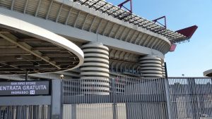 สนาม Stadio Diego Armando Maradona ของนาโปลี และสนาม San Siro ของมิลาน