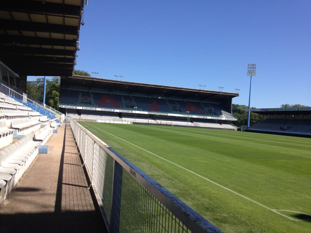 สนาม Stade de l'Abbé-Deschamps ของโอแซร์