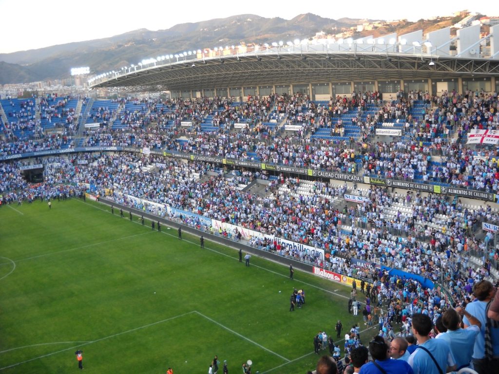 Khán đài sân La Rosaleda ở Málaga với hàng ghế xanh trắng