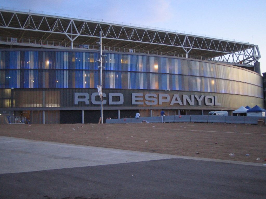 ด้านนอกสนามกอร์เนยา-เอลปรัต พร้อมป้ายชื่อ RCD ESPANYOL ขนาดใหญ่บนผนังอาคาร