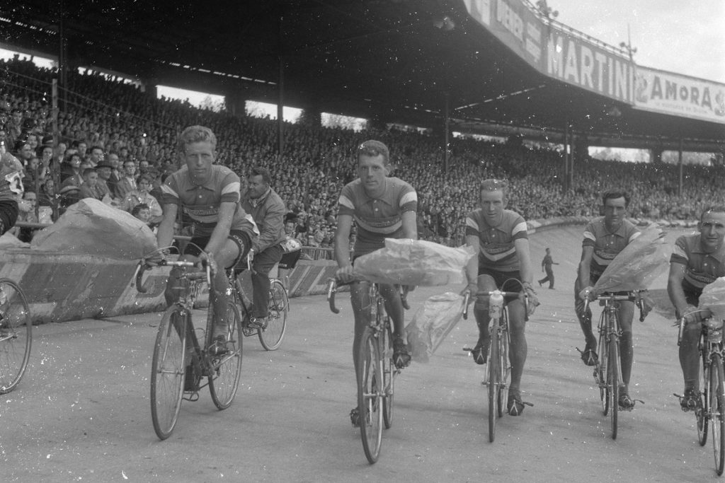 ภาพสนามพาร์กเดแพร็งส์ในปารีสระหว่างการแข่งขันจักรยานปี 1957
