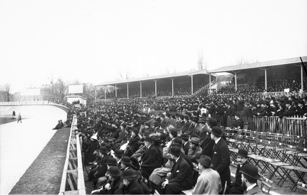 อัฒจันทร์ของพาร์กเดแพร็งส์ในปารีสระหว่างการแข่งขันปี 1913