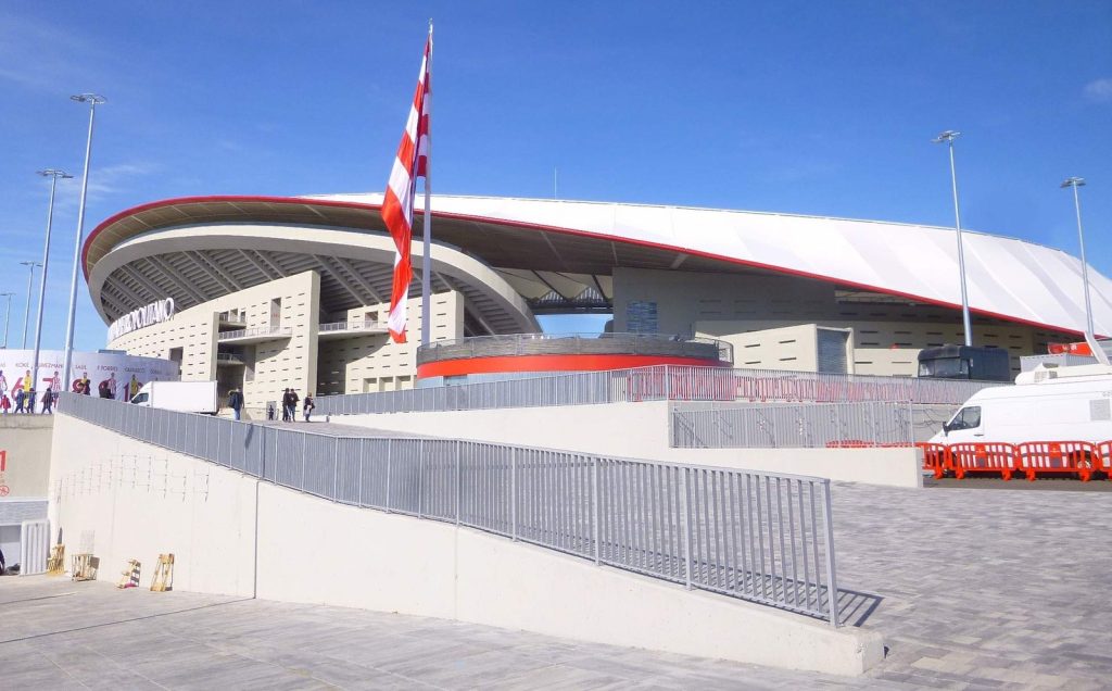 ด้านนอกสนามวันดา เมโตรโปลิตาโน มีธงลายทางแดงขาวปักอยู่ด้านหน้าทางเข้า