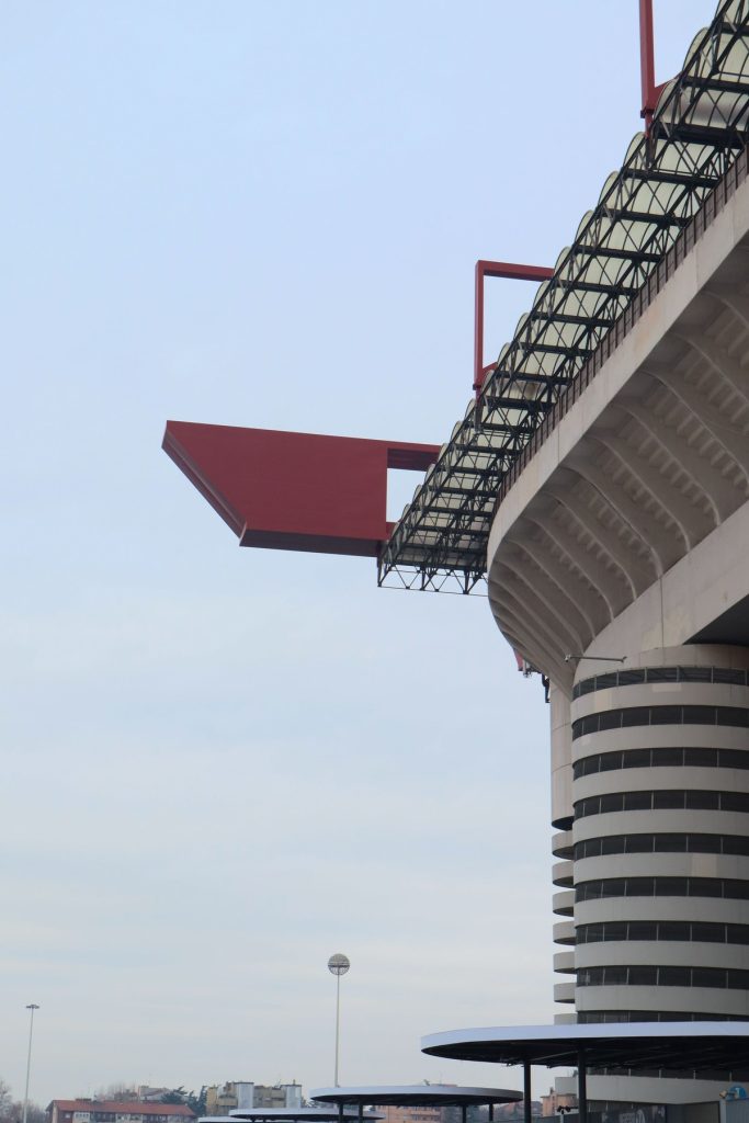 หอคอยทางลาดและโครงหลังคาของสนามซานซีโรในมิลาน
