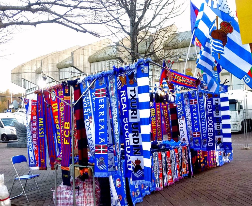 ผ้าพันคอเรอัลโซเซียดัดวางขายด้านนอกสนามอาโนเอตา
