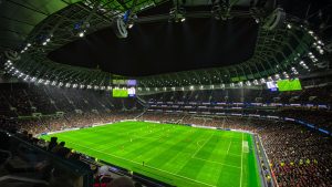 บรรยากาศภายในท็อตแนม ฮอตสเปอร์ สเตเดียม เต็มไปด้วยผู้ชมในคืนแข่งขัน