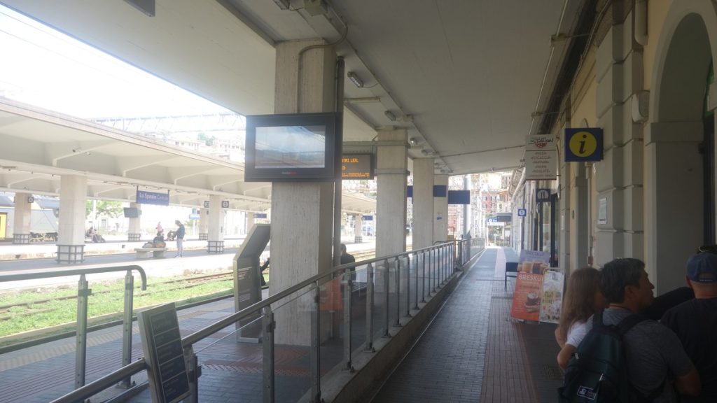 ชานชาลาและป้ายสถานีลาสเปเซีย เชนตราเล