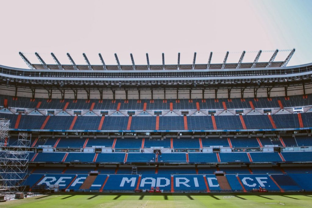 อัฒจันทร์สนามซานติอาโก เบร์นาเบวสลักข้อความ REAL MADRID C.F.