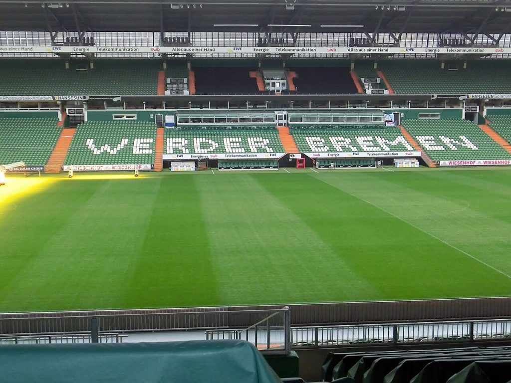 ภายในสนามเวเซอร์ชตาดิโอน อัฒจันทร์สีเขียวสะกดคำว่า WERDER BREMEN เหนือสนามหญ้า